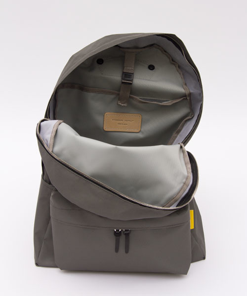 STANDARD SUPPLY（スタンダードサプライ）の「STANDARD SUPPLY（スタンダードサプライ） REFLECT DAYPACK（バックパック/リュック・メンズ・シルバー・FREE）」の10枚目の写真