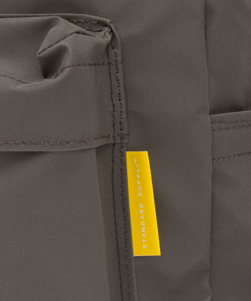 STANDARD SUPPLY（スタンダードサプライ）の「STANDARD SUPPLY（スタンダードサプライ） REFLECT DAYPACK（バックパック/リュック・メンズ・シルバー・FREE）」の6枚目の写真