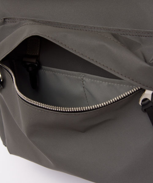 STANDARD SUPPLY（スタンダードサプライ）の「STANDARD SUPPLY（スタンダードサプライ） REFLECT DAYPACK（バックパック/リュック・メンズ・シルバー・FREE）」の7枚目の写真
