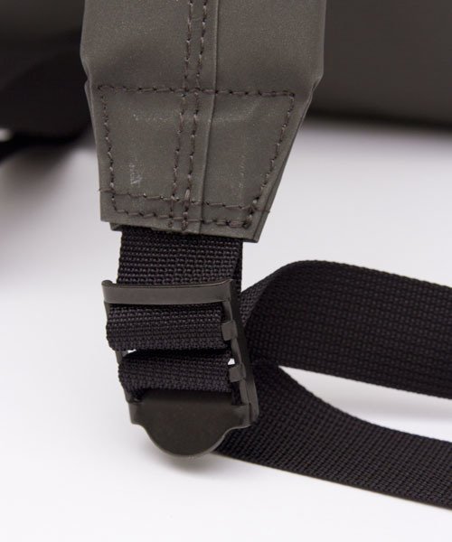 STANDARD SUPPLY（スタンダードサプライ）の「STANDARD SUPPLY（スタンダードサプライ） REFLECT DAYPACK（バックパック/リュック・メンズ・シルバー・FREE）」の2枚目の写真