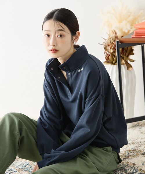 AMERICAN HOLIC(アメリカンホリック)の「襟付き刺繍入りミニ裏毛プルオーバー(スウェット・レディース・ネイビー/ライトイエロー/ホワイト系その他/ミント・M/L)」の3枚目の写真