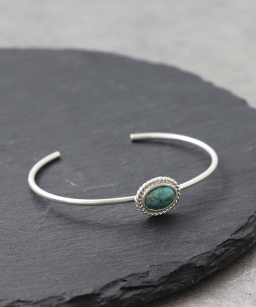 Three Four Time（ｽﾘｰﾌｫｰﾀｲﾑ）の「ストーン風オーバルバングル（バングル/リストバンド・レディース・ターコイズブルー/ブラック・FREE）」の2枚目の写真