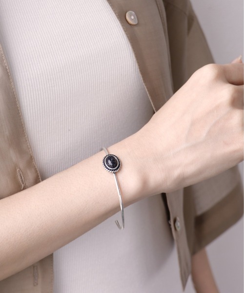 Three Four Time（ｽﾘｰﾌｫｰﾀｲﾑ）の「ストーン風オーバルバングル（バングル/リストバンド・レディース・ターコイズブルー/ブラック・FREE）」の3枚目の写真