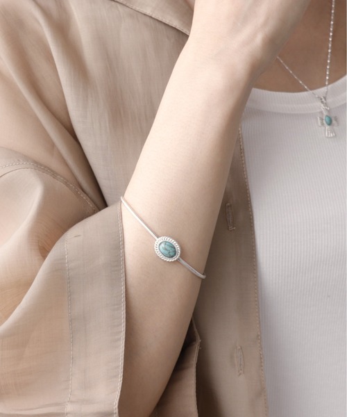 Three Four Time（ｽﾘｰﾌｫｰﾀｲﾑ）の「ストーン風オーバルバングル（バングル/リストバンド・レディース・ターコイズブルー/ブラック・FREE）」の6枚目の写真