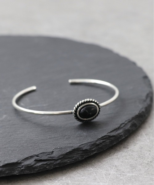 Three Four Time（ｽﾘｰﾌｫｰﾀｲﾑ）の「ストーン風オーバルバングル（バングル/リストバンド・レディース・ターコイズブルー/ブラック・FREE）」の9枚目の写真