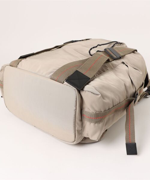 ALLSAINTS（オールセインツ）の「MARS RECYCLED BACKPACK | MARS リサイクル バックパック（バックパック/リュック・メンズ・ライトカーキ・ONE SIZE）」の11枚目の写真