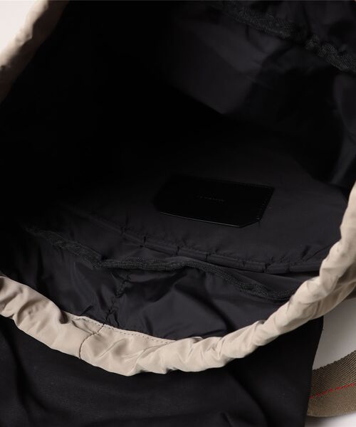 ALLSAINTS（オールセインツ）の「MARS RECYCLED BACKPACK | MARS リサイクル バックパック（バックパック/リュック・メンズ・ライトカーキ・ONE SIZE）」の12枚目の写真