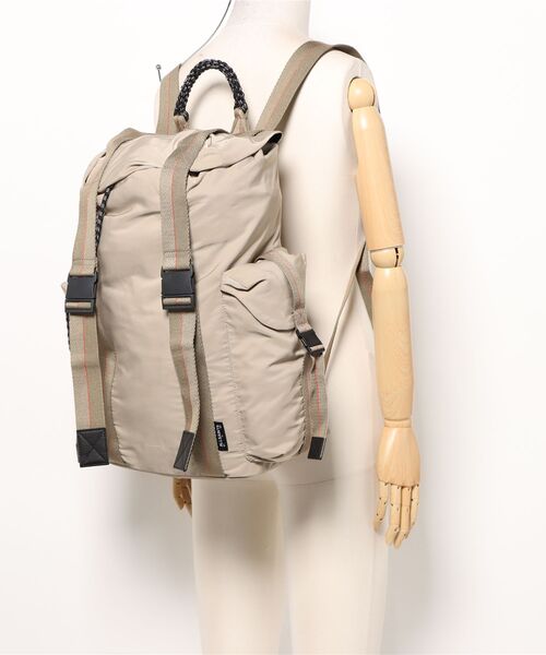 ALLSAINTS（オールセインツ）の「MARS RECYCLED BACKPACK | MARS リサイクル バックパック（バックパック/リュック・メンズ・ライトカーキ・ONE SIZE）」の13枚目の写真