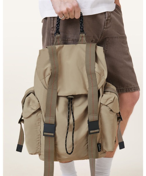 ALLSAINTS（オールセインツ）の「MARS RECYCLED BACKPACK | MARS リサイクル バックパック（バックパック/リュック・メンズ・ライトカーキ・ONE SIZE）」の2枚目の写真