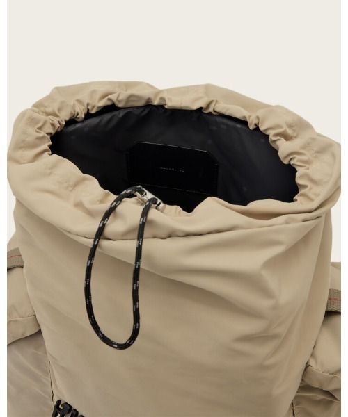 ALLSAINTS（オールセインツ）の「MARS RECYCLED BACKPACK | MARS リサイクル バックパック（バックパック/リュック・メンズ・ライトカーキ・ONE SIZE）」の3枚目の写真