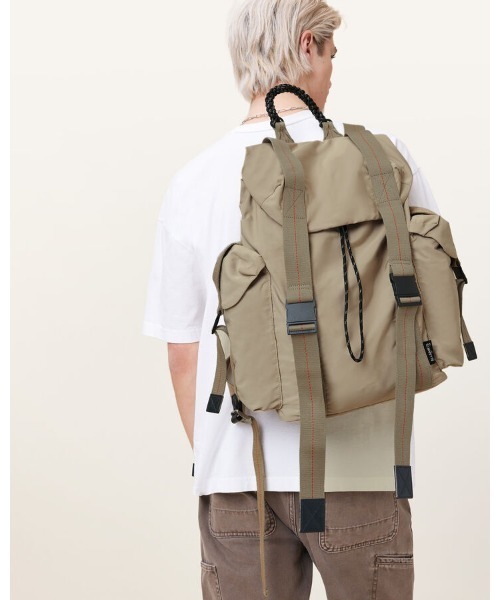 ALLSAINTS（オールセインツ）の「MARS RECYCLED BACKPACK | MARS リサイクル バックパック（バックパック/リュック・メンズ・ライトカーキ・ONE SIZE）」の4枚目の写真