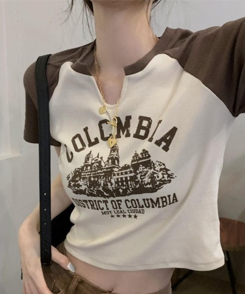 maison de LATIR(メゾンドラティール)の「バイカラーロゴプリントクロップトップス(Tシャツ/カットソー・レディース・ブラック/ブラウン・FREE)」の2枚目の写真