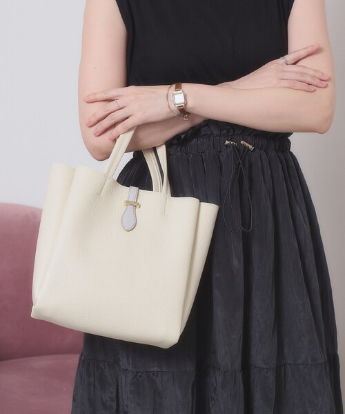 ITS'DEMO（イッツデモ）の「ベルト三層ミニトート（ハンドバッグ・レディース・イエロー/ライトベージュ/ブラック/アイボリー・00）」の2枚目の写真