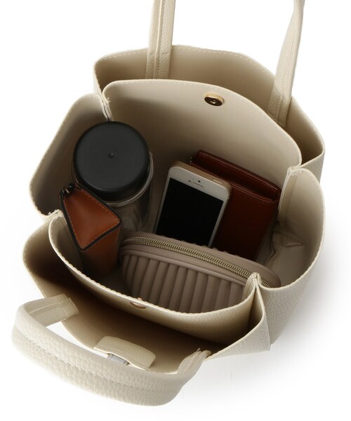 ITS'DEMO（イッツデモ）の「ベルト三層ミニトート（ハンドバッグ・レディース・イエロー/ライトベージュ/ブラック/アイボリー・00）」の5枚目の写真