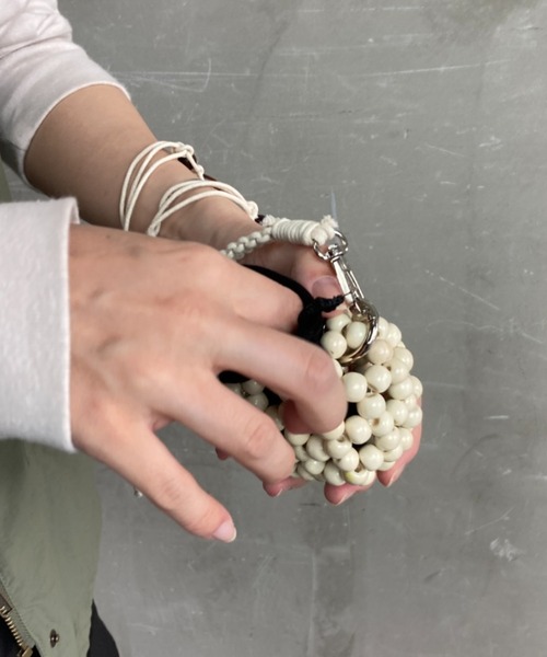 tolene(トレネ)の「ウッドビーズ コンパクトバッグ ショルダーバッグ(ショルダーバッグ・レディース・ホワイト/ブラウン/ブラック/マルチ・ONE SIZE)」の5枚目の写真