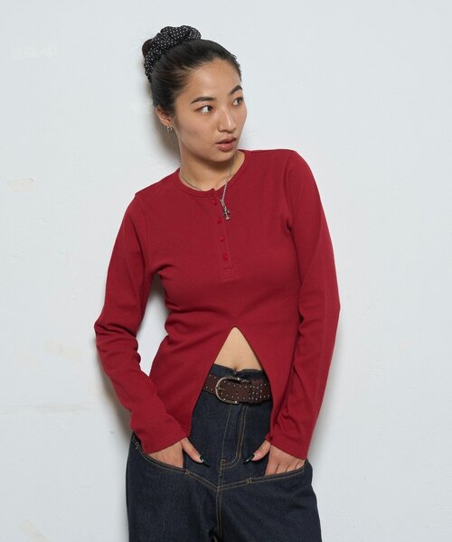 WHO'S WHO gallery(フーズフーギャラリー)の「スリットヘンリートップス(Tシャツ/カットソー・レディース・ネイビー/ブラック/オフホワイト/レッド・FREE)」の4枚目の写真