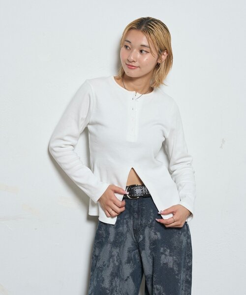 WHO'S WHO gallery(フーズフーギャラリー)の「スリットヘンリートップス(Tシャツ/カットソー・レディース・ネイビー/ブラック/オフホワイト/レッド・FREE)」の5枚目の写真