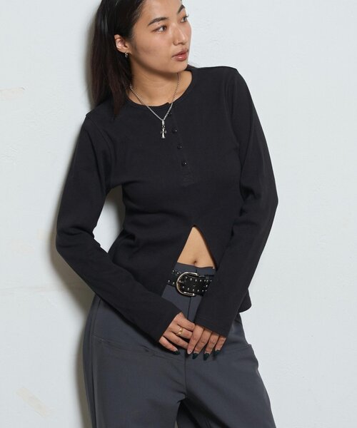 WHO'S WHO gallery(フーズフーギャラリー)の「スリットヘンリートップス(Tシャツ/カットソー・レディース・ネイビー/ブラック/オフホワイト/レッド・FREE)」の13枚目の写真