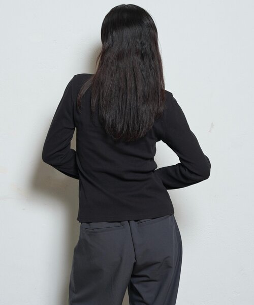 WHO'S WHO gallery(フーズフーギャラリー)の「スリットヘンリートップス(Tシャツ/カットソー・レディース・ネイビー/ブラック/オフホワイト/レッド・FREE)」の14枚目の写真