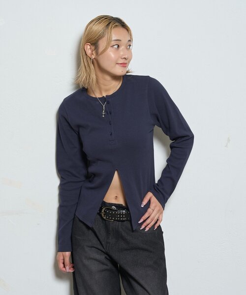 WHO'S WHO gallery(フーズフーギャラリー)の「スリットヘンリートップス(Tシャツ/カットソー・レディース・ネイビー/ブラック/オフホワイト/レッド・FREE)」の17枚目の写真