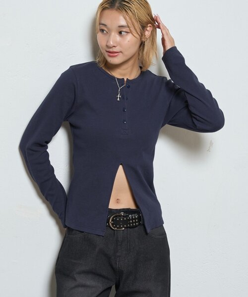 WHO'S WHO gallery(フーズフーギャラリー)の「スリットヘンリートップス(Tシャツ/カットソー・レディース・ネイビー/ブラック/オフホワイト/レッド・FREE)」の18枚目の写真