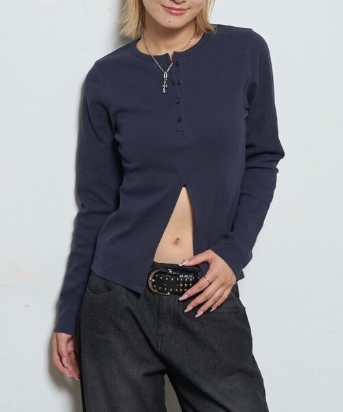 WHO'S WHO gallery(フーズフーギャラリー)の「スリットヘンリートップス(Tシャツ/カットソー・レディース・ネイビー/ブラック/オフホワイト/レッド・FREE)」の19枚目の写真