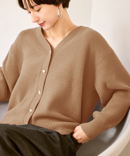 ROPE' PICNIC(ロペピクニック)の「【新色追加】スフレニットシリーズ 変形メタルボタンミドル丈カーディガン/イージーケア・リンクコーデ(カーディガン/ボレロ・レディース・ライトグレー/ダークブラウン/レッド/ブルー/キナリ/ピンク系その他2/ベージュ/ラベンダー/クリーム/ブラック・FREE)」の5枚目の写真