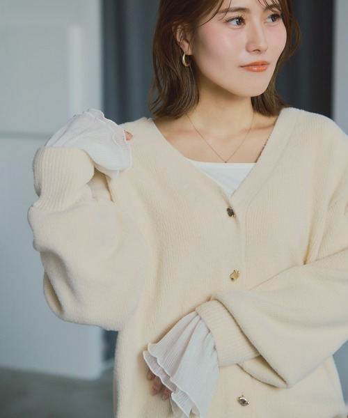 ROPE' PICNIC(ロペピクニック)の「【新色追加】スフレニットシリーズ 変形メタルボタンミドル丈カーディガン/イージーケア・リンクコーデ(カーディガン/ボレロ・レディース・ライトグレー/ダークブラウン/レッド/ブルー/キナリ/ピンク系その他2/ベージュ/ラベンダー/クリーム/ブラック・FREE)」の2枚目の写真