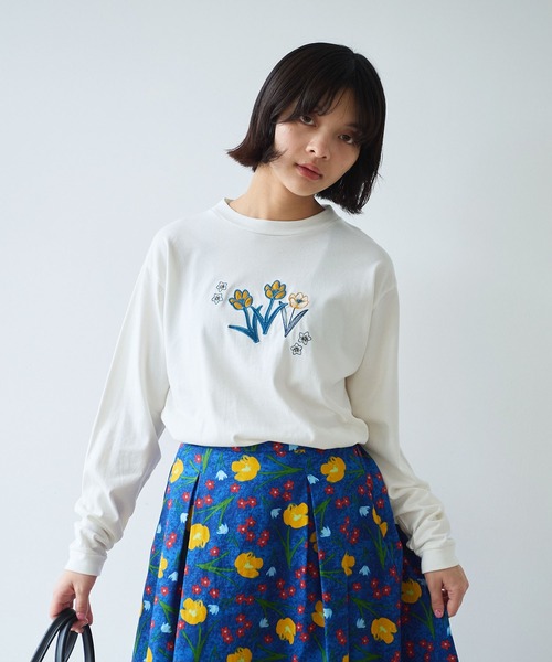 bulle de savon（ビュルデサボン）の「《early spring》クロッカス アップリケ ロンT（Tシャツ/カットソー・レディース・ホワイト/ブルー・FREE）」の3枚目の写真