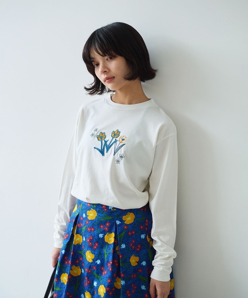 bulle de savon（ビュルデサボン）の「《early spring》クロッカス アップリケ ロンT（Tシャツ/カットソー・レディース・ホワイト/ブルー・FREE）」の4枚目の写真
