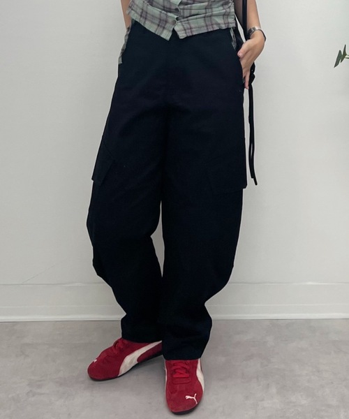 ZOZOMARKET(ゾゾマーケット)の「ZOZOMARKET by tomoka - バレルレッグツイストカーゴ(カーゴパンツ・レディース・ブラック・マルチサイズ)」の2枚目の写真