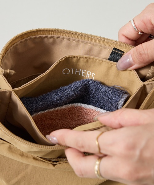 EARTH MADE（アースメイド）の「【WEB限定】【EARTH MADE】8ポケット サコッシュ（ショルダーバッグ・レディース・ブルー/チャコールグレー/キャメル/ブラック・フリー）」の8枚目の写真