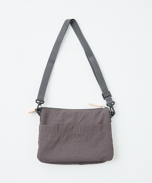 EARTH MADE（アースメイド）の「【WEB限定】【EARTH MADE】8ポケット サコッシュ（ショルダーバッグ・レディース・ブルー/チャコールグレー/キャメル/ブラック・フリー）」の16枚目の写真
