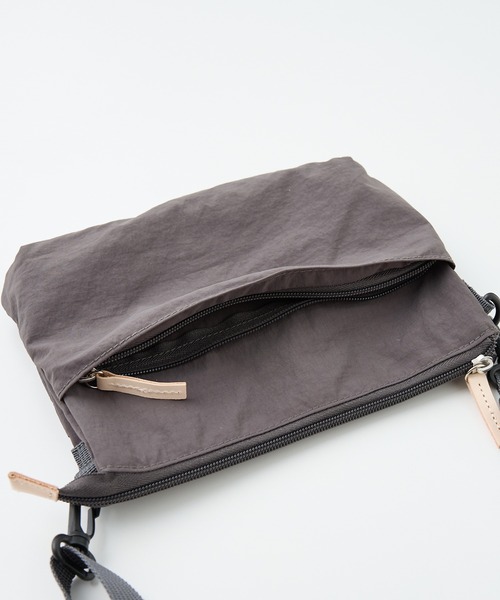 EARTH MADE（アースメイド）の「【WEB限定】【EARTH MADE】8ポケット サコッシュ（ショルダーバッグ・レディース・ブルー/チャコールグレー/キャメル/ブラック・フリー）」の18枚目の写真
