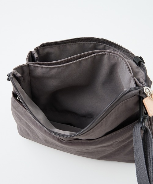 EARTH MADE（アースメイド）の「【WEB限定】【EARTH MADE】8ポケット サコッシュ（ショルダーバッグ・レディース・ブルー/チャコールグレー/キャメル/ブラック・フリー）」の21枚目の写真