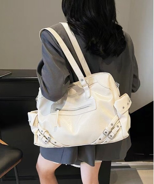 Chiina（チーナ）の「Chiina / Y2K　大容量合皮レザーショルダーバッグ（ショルダーバッグ・レディース・ワインレッド/ホワイト/ブラック・FREE）」の5枚目の写真