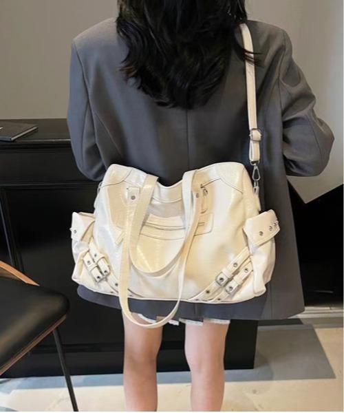 Chiina（チーナ）の「Chiina / Y2K　大容量合皮レザーショルダーバッグ（ショルダーバッグ・レディース・ワインレッド/ホワイト/ブラック・FREE）」の6枚目の写真