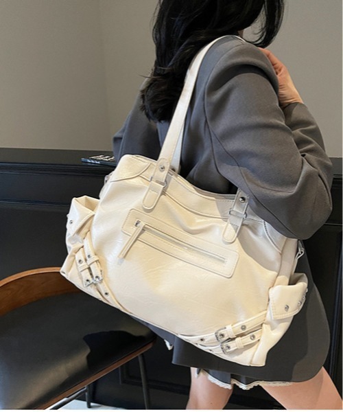 Chiina（チーナ）の「Chiina / Y2K　大容量合皮レザーショルダーバッグ（ショルダーバッグ・レディース・ワインレッド/ホワイト/ブラック・FREE）」の7枚目の写真