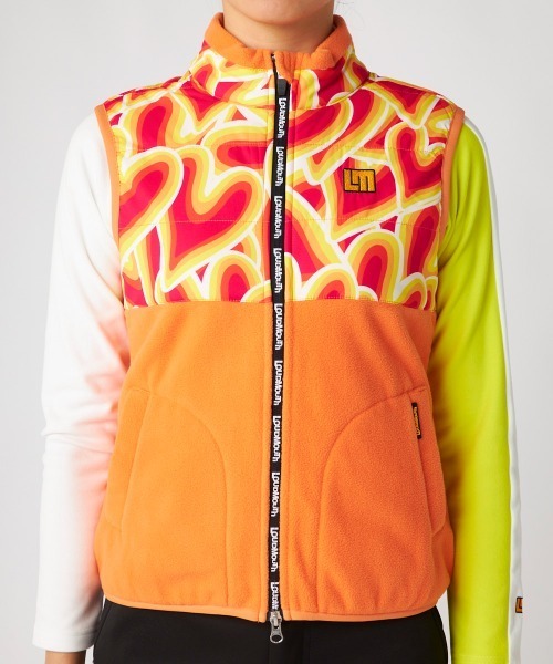 Loudmouth（ラウドマウス）の「LOUDMOUTH ラウドマウス ゴルフウェア 中綿入り ストレッチ 総柄 ハイネック フルジップ フリースベスト（ベスト・レディース・オレンジ系その他/ホワイト系その他・LL/L/M/S）」の2枚目の写真