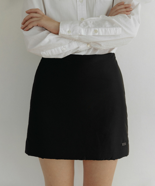 TTUDEMENT(トュードメント)の「PADDED MINI SKIRT BLACK(スカート・レディース・その他・SMALL/MEDIUM)」の2枚目の写真
