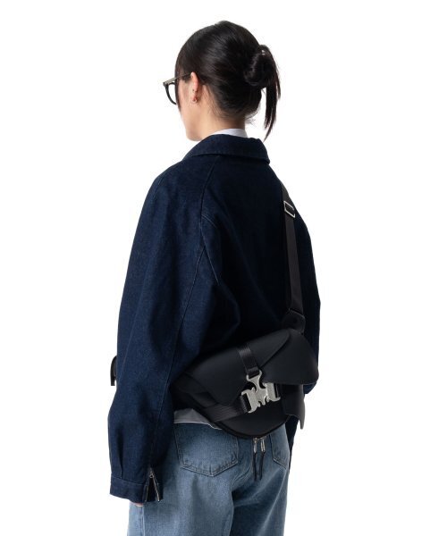 IUGAMAKARAS（イウガマカラス）の「Triple Covered Crow Buckle Bag（メッセンジャーバッグ・レディース・その他・FREE）」の4枚目の写真