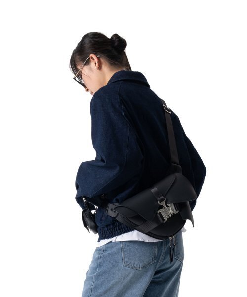 IUGAMAKARAS（イウガマカラス）の「Triple Covered Crow Buckle Bag（メッセンジャーバッグ・レディース・その他・FREE）」の5枚目の写真