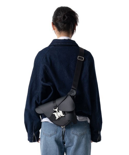 IUGAMAKARAS（イウガマカラス）の「Triple Covered Crow Buckle Bag（メッセンジャーバッグ・レディース・その他・FREE）」の6枚目の写真