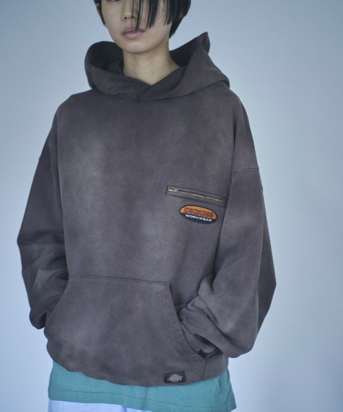 Dickies(ディッキーズ)の「【Dickies(R) x SEDAN ALL-PURPOSE(R)】Faded Washed Hoodie(パーカー・メンズ・ダークブラウン/チャコールグレー・SMALL/MEDIUM/LARGE/X-LARGE)」の11枚目の写真