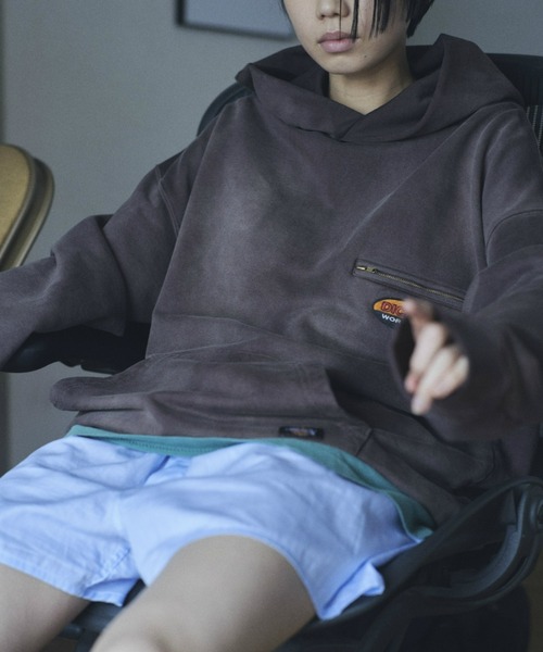 Dickies(ディッキーズ)の「【Dickies(R) x SEDAN ALL-PURPOSE(R)】Faded Washed Hoodie(パーカー・メンズ・ダークブラウン/チャコールグレー・SMALL/MEDIUM/LARGE/X-LARGE)」の5枚目の写真
