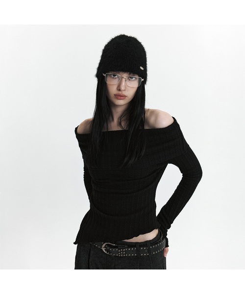 CURETTY(キュリティ)の「C ASYMMETRIC OFF-SHOULDER KNIT TOP_BLACK(ニット/セーター・レディース・ブラック・SMALL)」の1枚目の写真