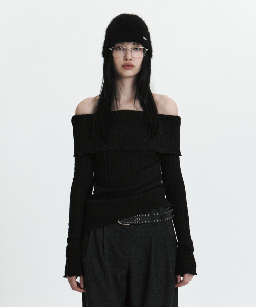 CURETTY(キュリティ)の「C ASYMMETRIC OFF-SHOULDER KNIT TOP_BLACK(ニット/セーター・レディース・ブラック・SMALL)」の3枚目の写真
