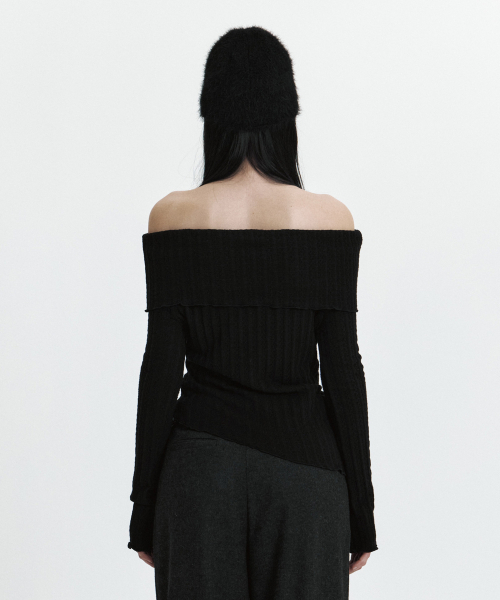 CURETTY(キュリティ)の「C ASYMMETRIC OFF-SHOULDER KNIT TOP_BLACK(ニット/セーター・レディース・ブラック・SMALL)」の4枚目の写真