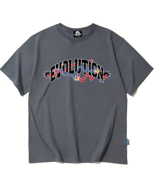 TRIPSHION(トリップション)の「EVOLUTION VARSITY GRAPHIC Tシャツ - グレー(Tシャツ/カットソー・メンズ・その他・LARGE/MEDIUM/X-LARGE)」の1枚目の写真