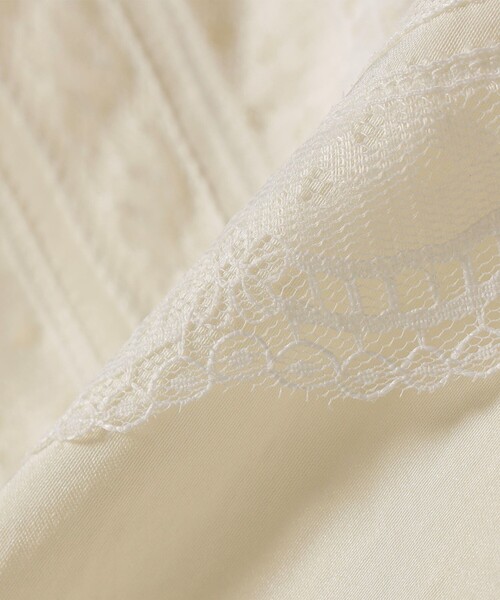 SHIPS（シップス）の「〈洗濯機可能〉ダル サテン レース スリット キャミソール（キャミソール・レディース・オフホワイト/ライトグリーン・ONE SIZE）」の5枚目の写真